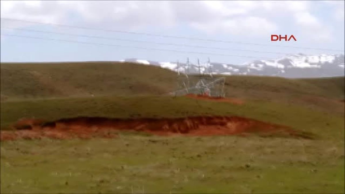 Başkale?de Rüzgar Direkleri Devirip, Çatıları Uçurdu