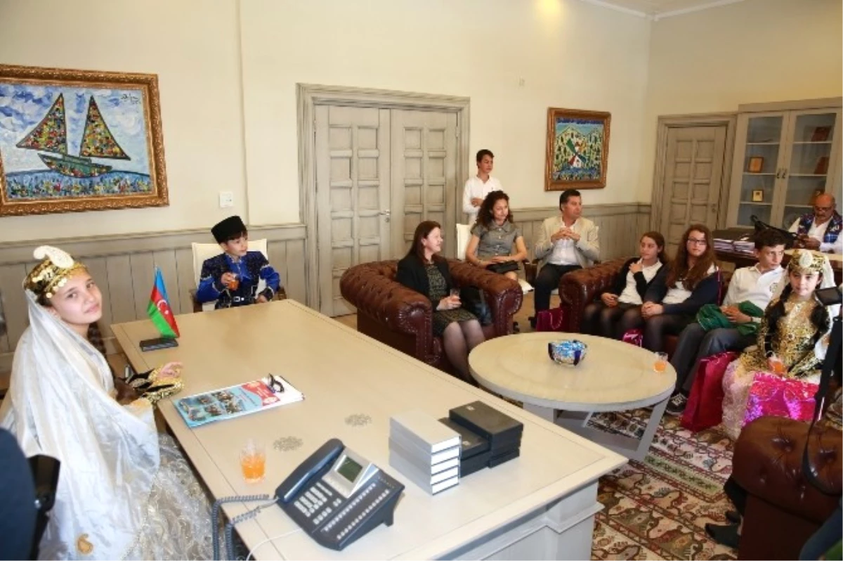 Biri Türk Biri Azeri Öğrenciler, Başkan Kocadon\'un Koltuğuna Oturdu