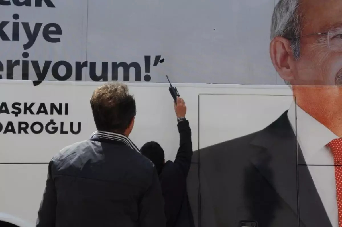 CHP\'nin Seçim Otobüsüne Saldırı