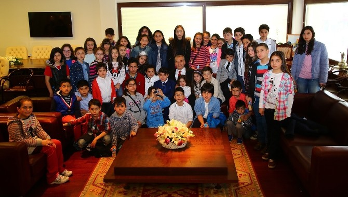 Denizli\'de Başkanlık Koltuğuna Üçüncü Sınıf Öğrencisi Oturdu