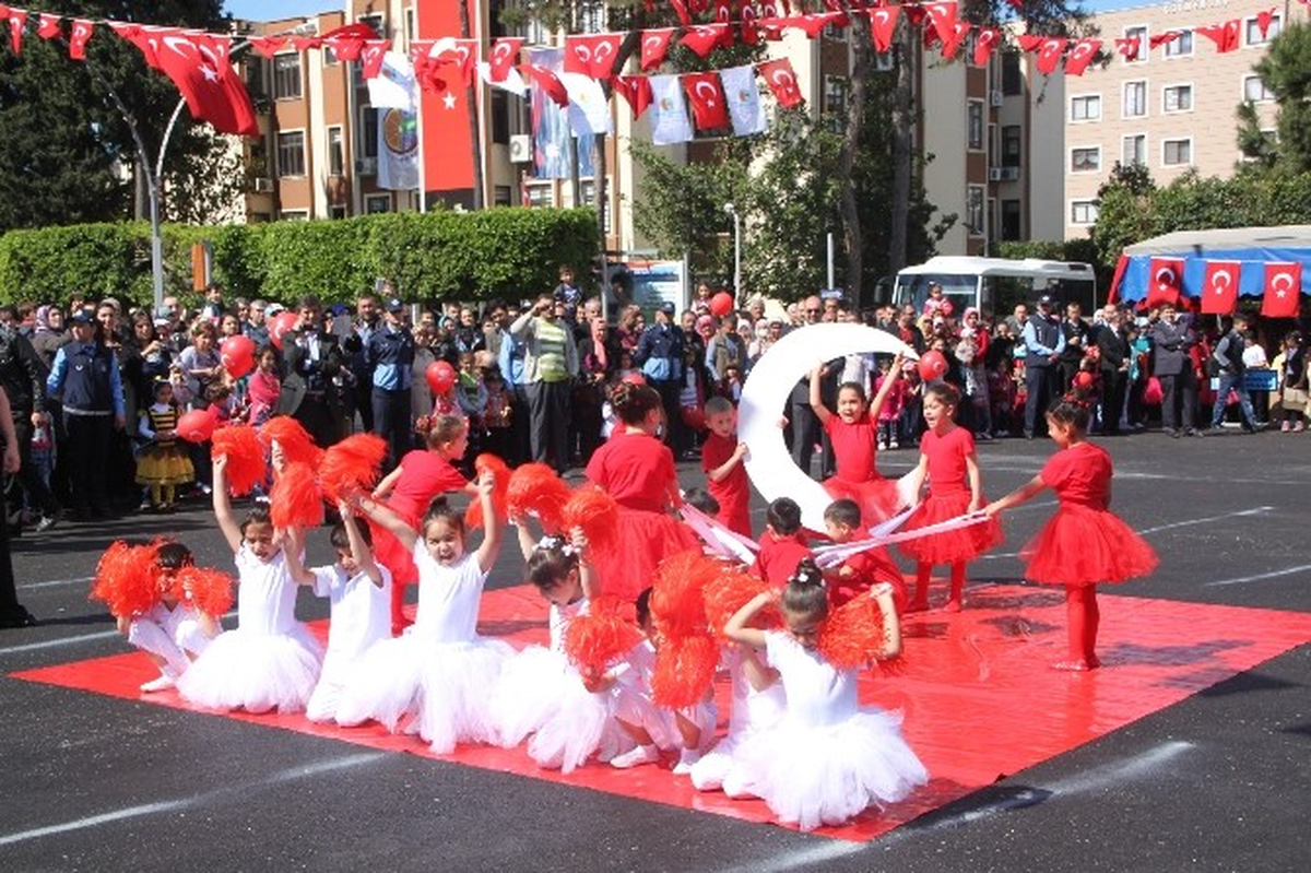 Dörtyol\'da Çocukların 23 Nisan Coşkusu