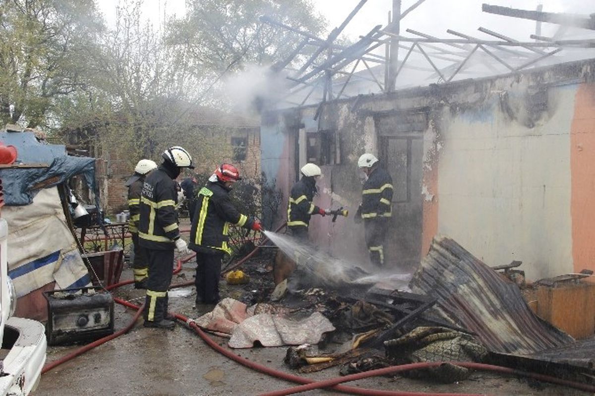 Elektrik Kontağından Çıkan Yangın 3 Aileyi Evsiz Bıraktı