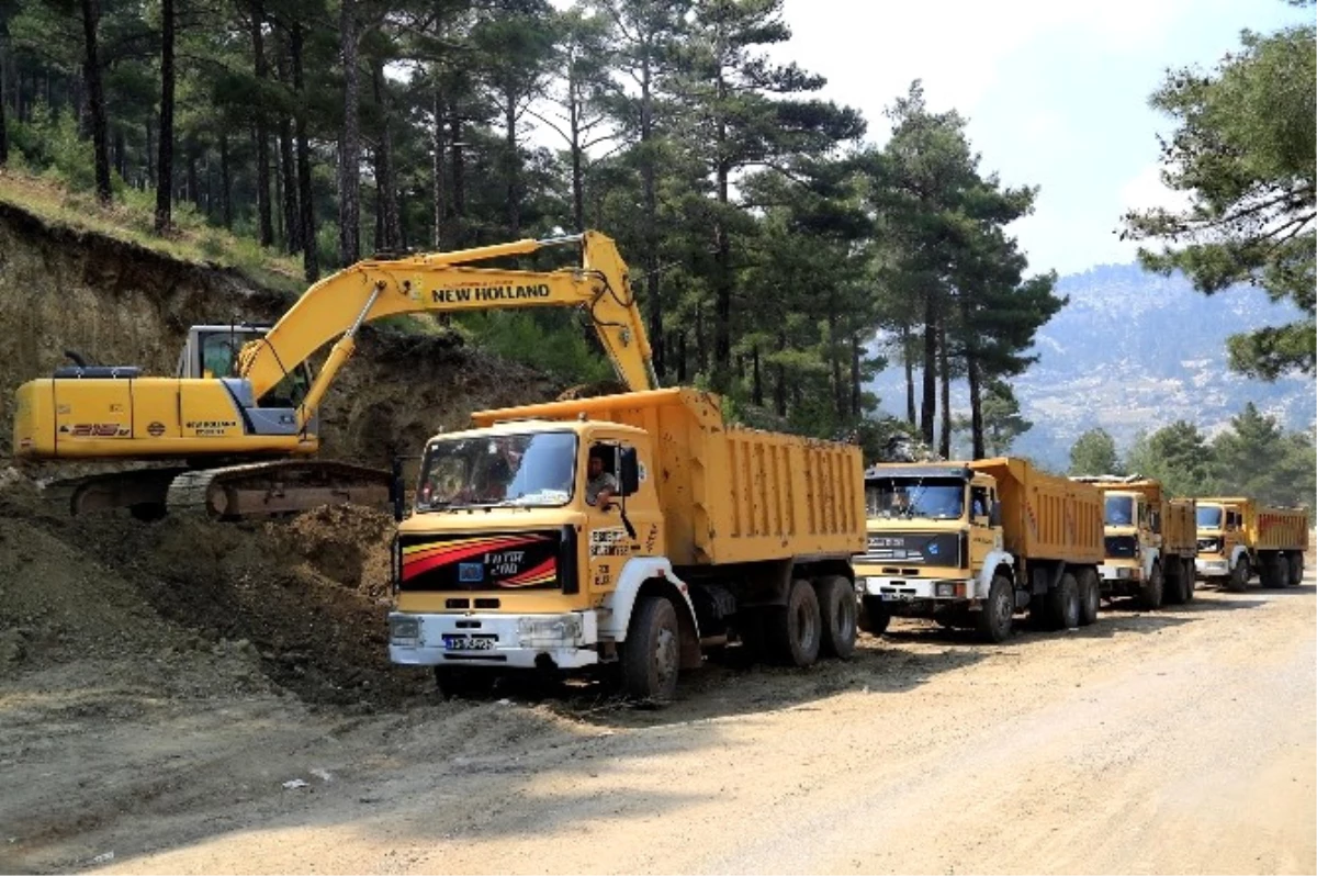 Erdemli\'de Yol Çalışmaları Sürüyor