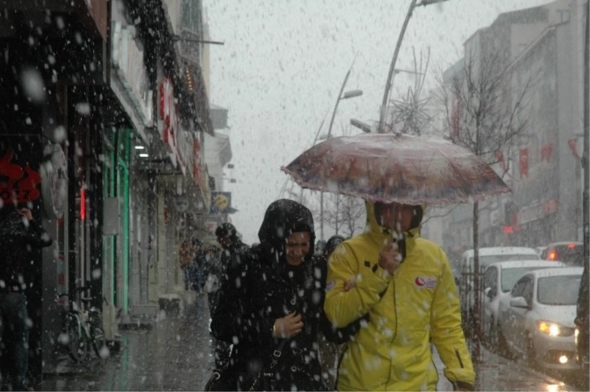 Erzurum\'a 23 Nisan Günü Kar Yağdı