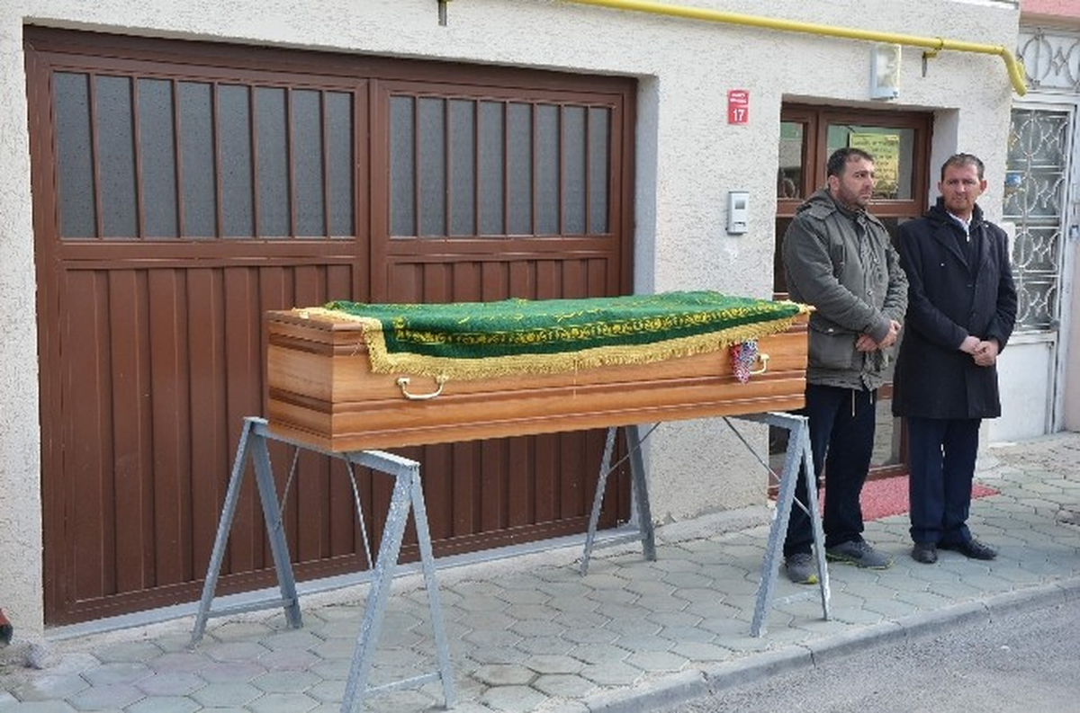 Fransa\'daki Patlamada Ölen Kadın Eskişehir\'de Toprağa Verildi