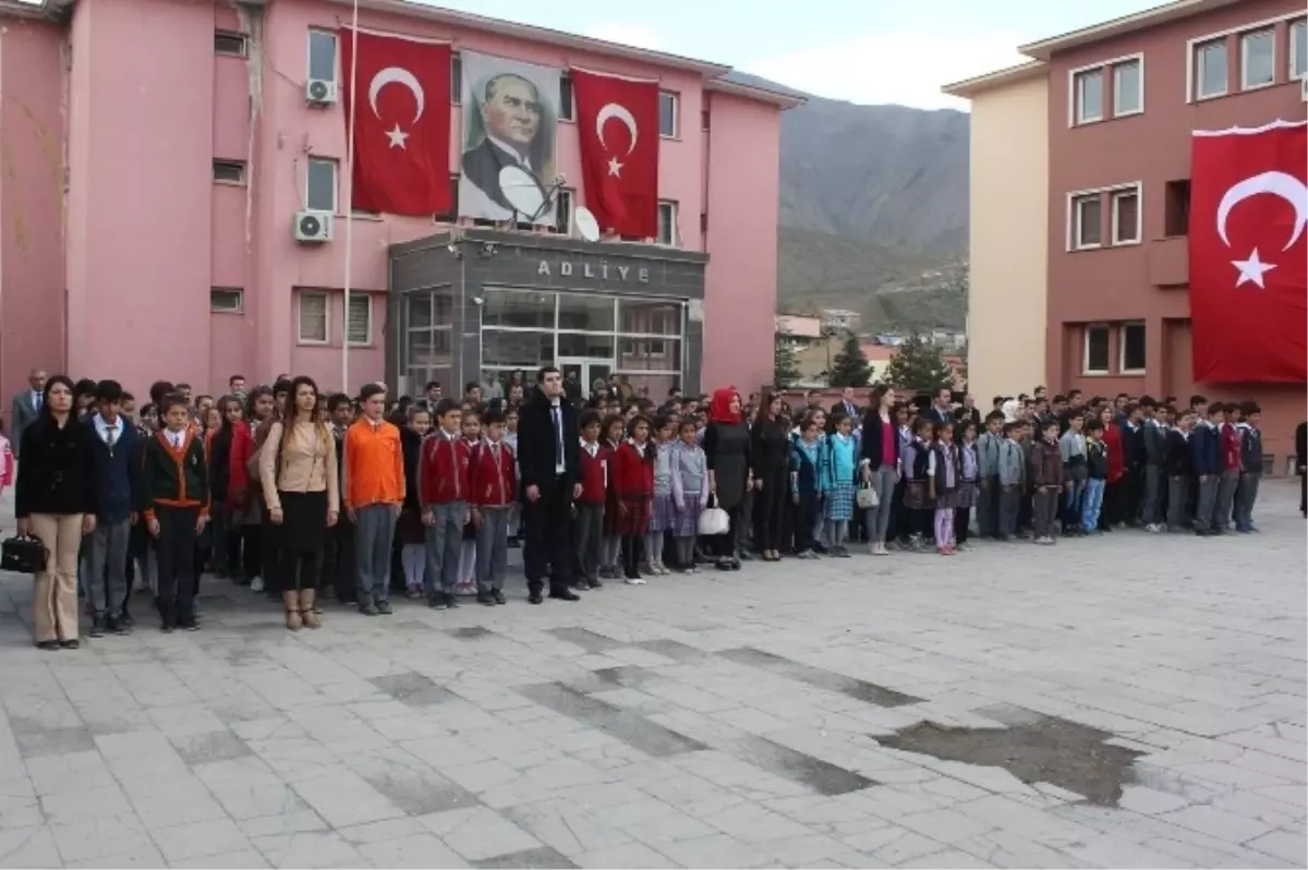 Hakkari\'de 23 Nisan Kutlamaları Çelenk Sunumuyla Başladı