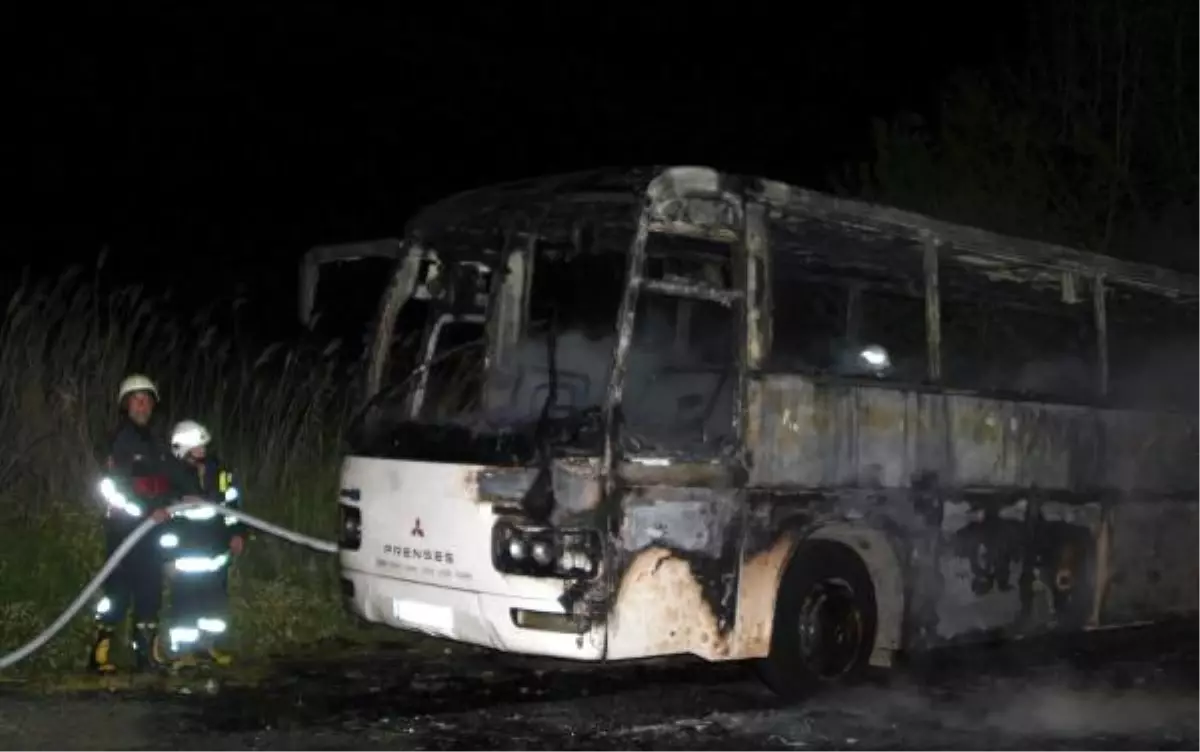 Hareket Halindeki Servis Otobüsü Yandı