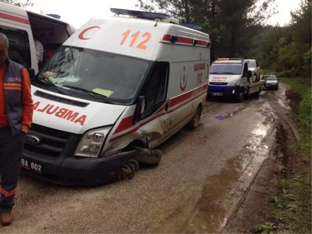 Hasta Almaya Giden Ambulans ile Otomobil Çarpıştı: 2 Yaralı