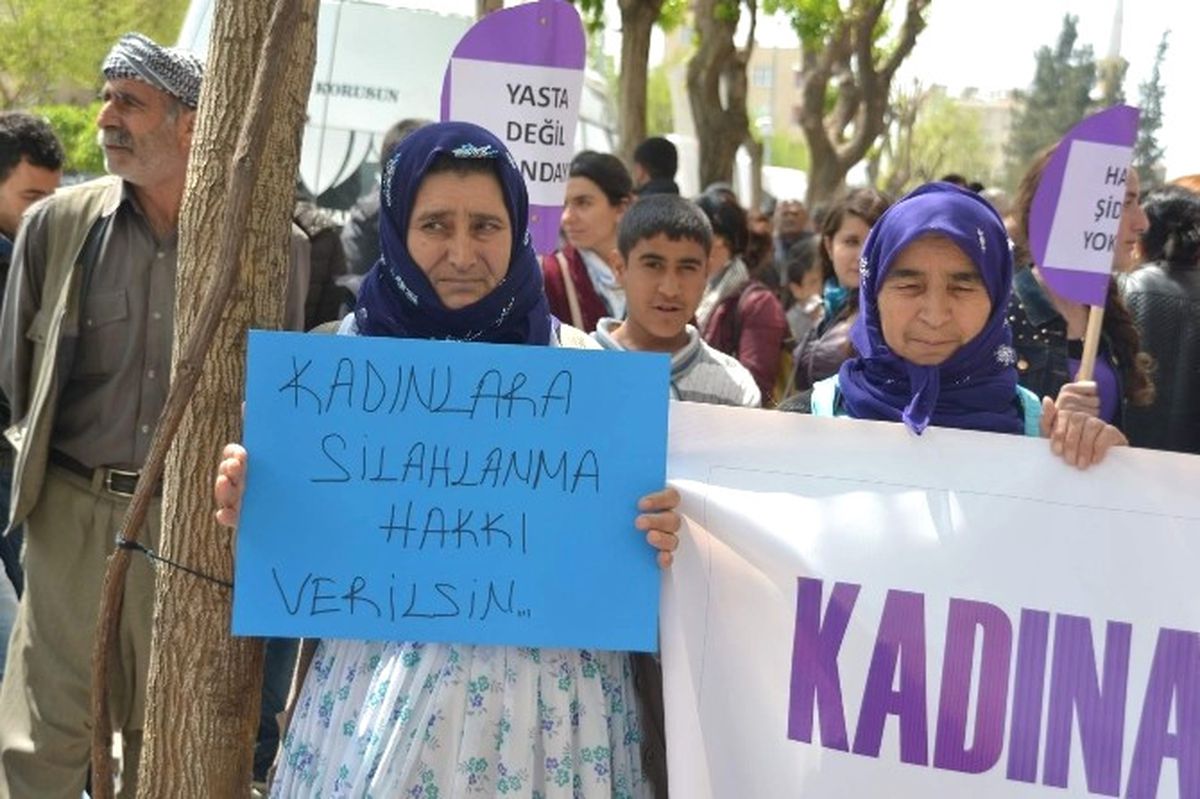 Hdp\'nin \'Cinayet ve Kadına Şiddete Hayır\' Etkinliğinde İlginç Pankart