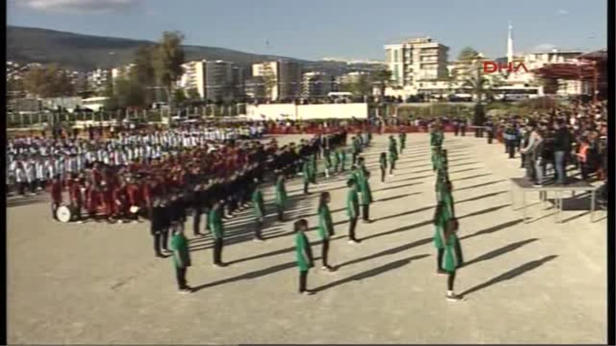 İzmir -Yüzlerce Çocuktan Anlamlı Kareografi