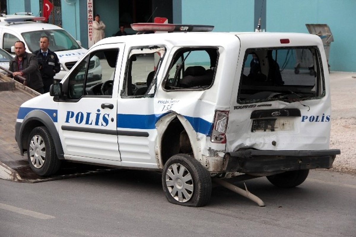 Kalp Krizi Geçiren Sürücü Polis Otosuna Çarptı