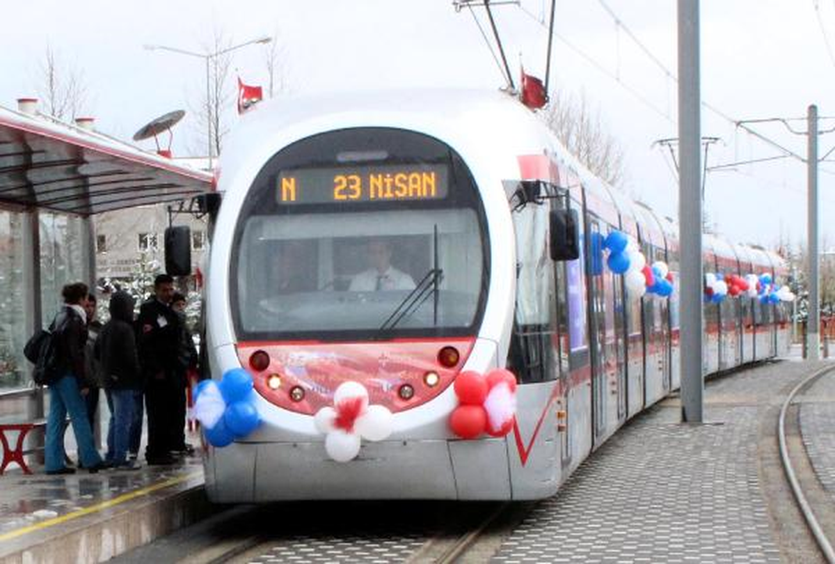 Kayseri\'de 23 Nisan Bayramı, Kar Yağışı Altında Kutlandı (3)