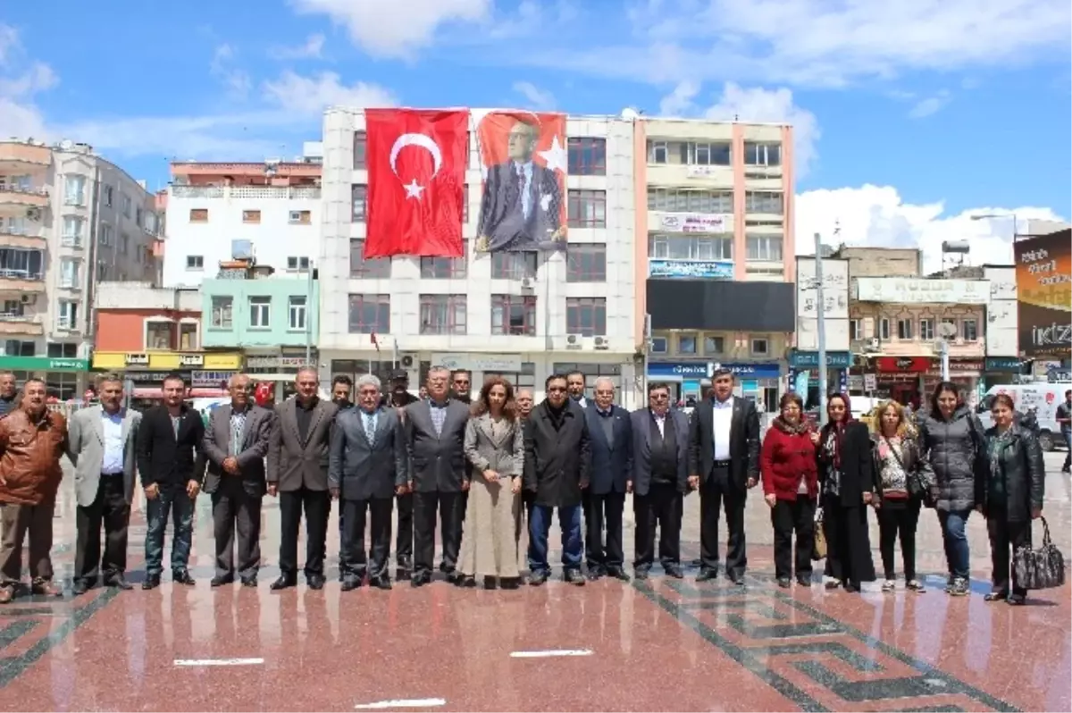 Kilis\'te CHP ve Add Alternatif Çelenk Sundu