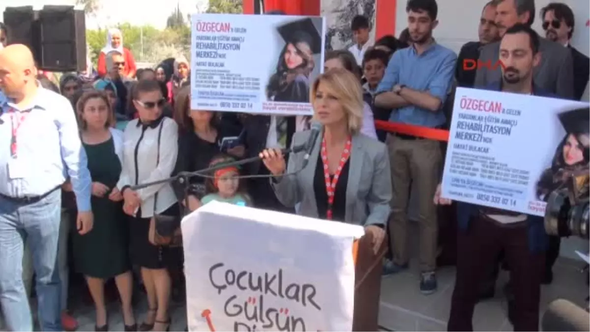 Gülben Ergen, Özgecan Aslan Anaokulu\'nun Açılışında Baygınlık Geçirdi