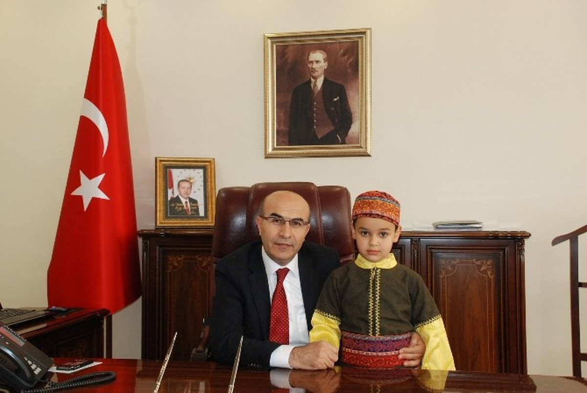 Miniklerden Vali Demirtaş\' A 23 Nisan Ziyareti