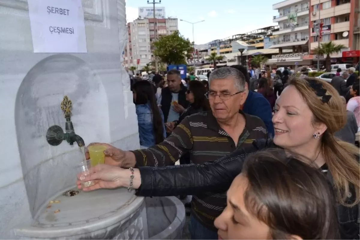 Nazilli\'deki Osmanlı Çeşmesi\'nden Şerbet Aktı