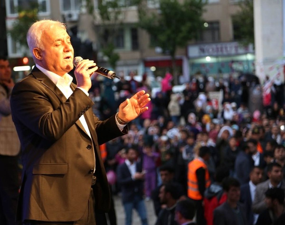 Nihat Hatipoğlu Şanlıurfa\'da Regaip Kandili Özel Programına Katıldı