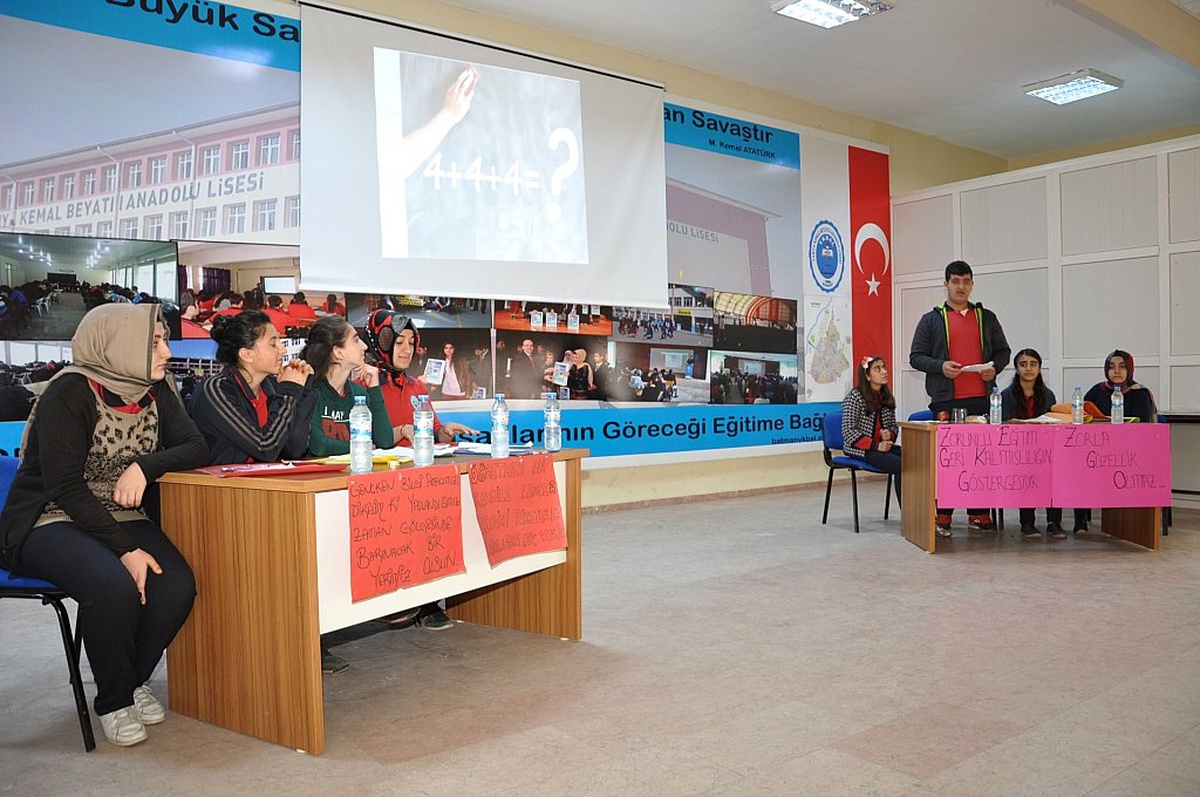 Öğrenciler, Eğitim Sistemini Tartıştı