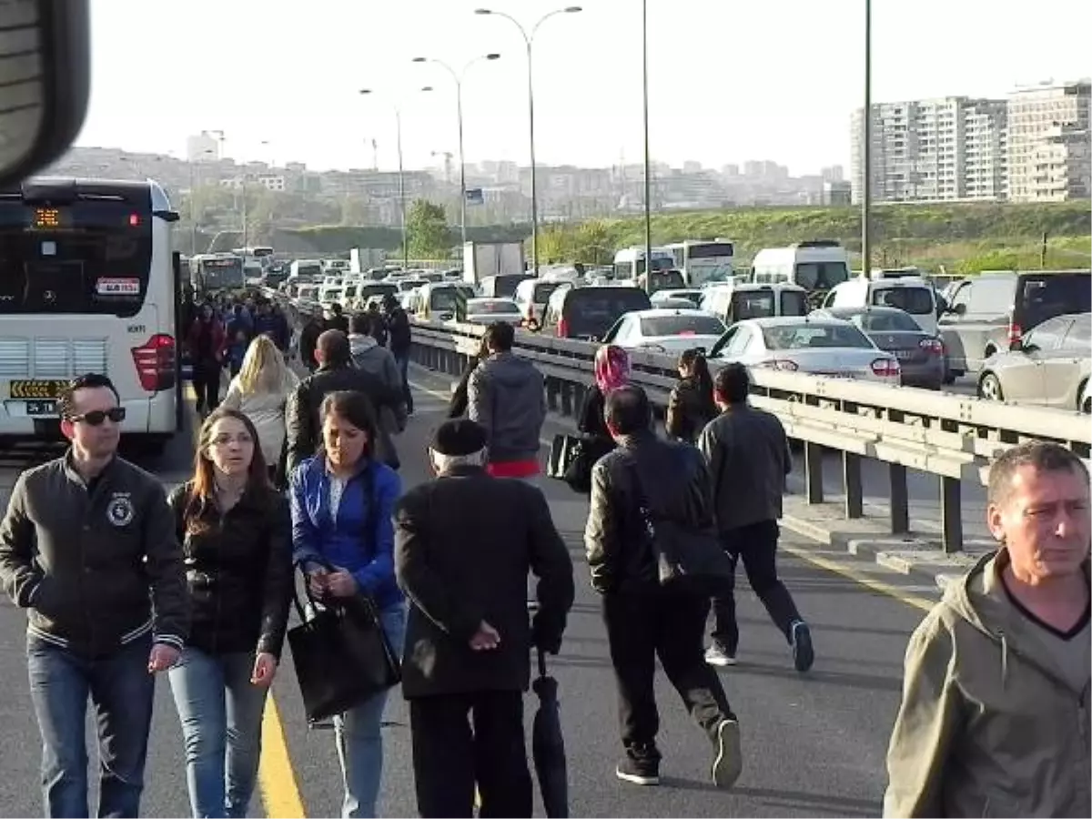 Sefaköy\'de Otomobil, Metrobüs Yoluna Girdi: 3 Yaralı