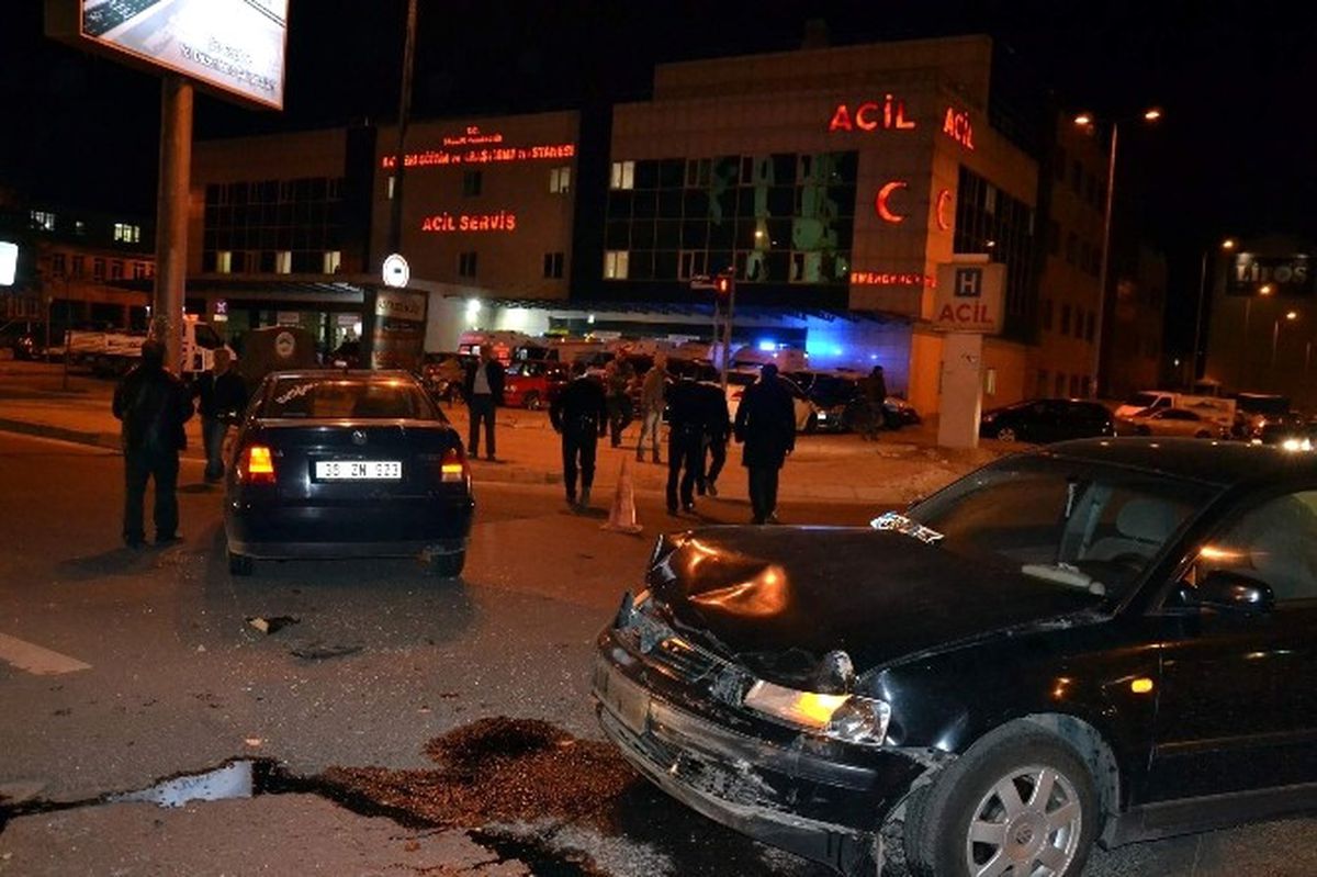 Kayseri\'de Otomobiller Çarpıştı: 4 Yaralı
