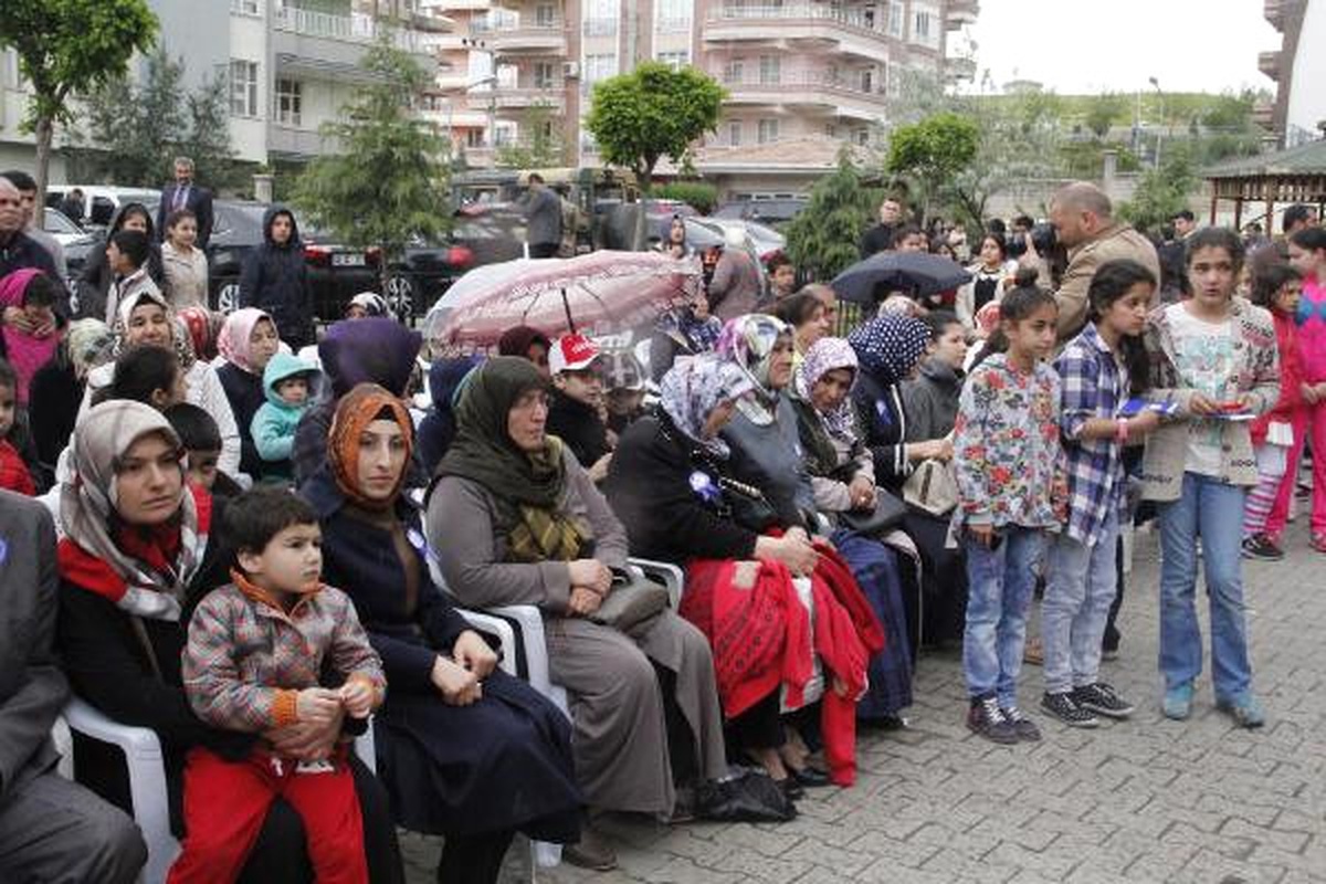 Şanlıurfa\'da 23 Nisan Kutlamalarına Yağmur Engeli