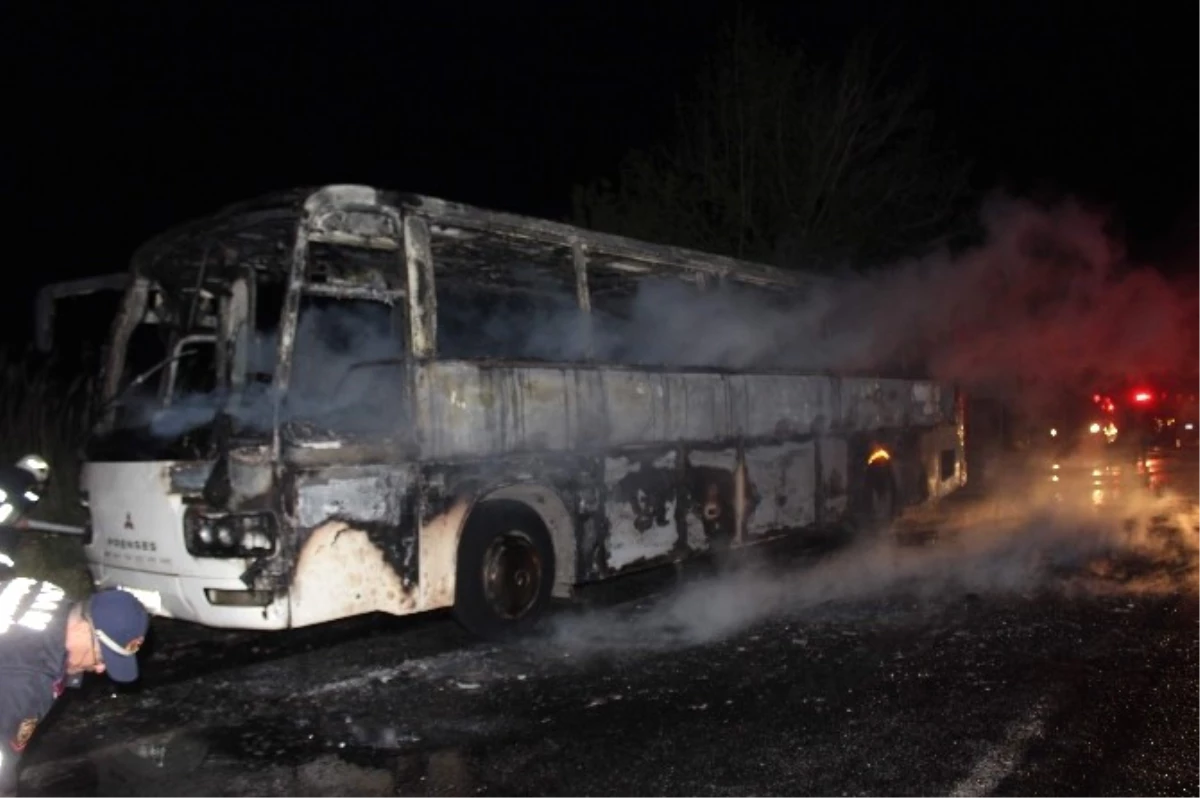 Seyir Halndeki Otobüs Cayır Cayır Yandı