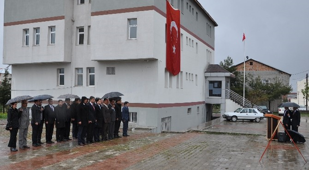 Sincik\'te 23 Nisan Kutlamaları Yağmur Altında Başladı