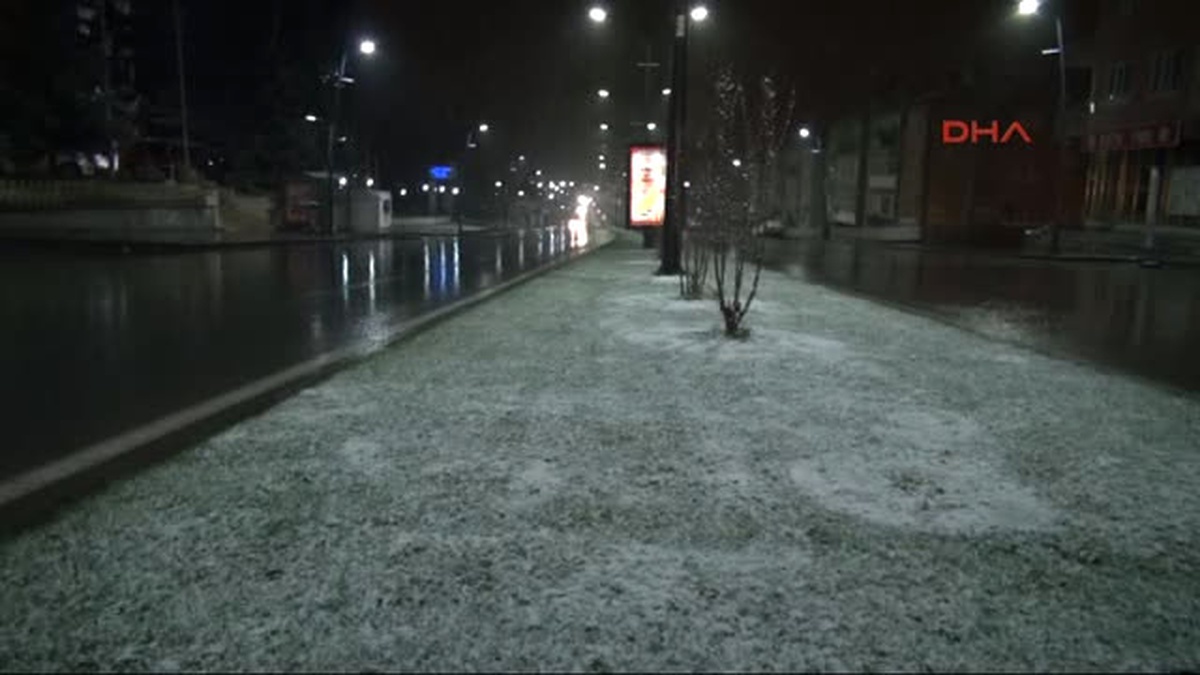 Sivas Nisan Ayında Yağan Kar Sivaslıları Şaşırttı
