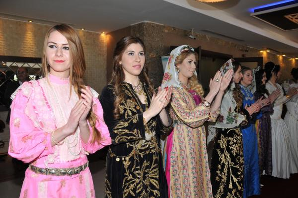 Sivaslı Kadınlardan Eski Düğün Kıyafetleri Defilesi
