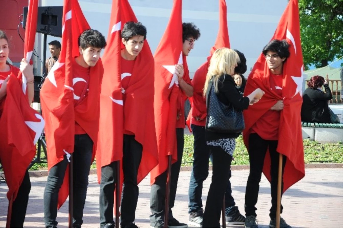 Öğrenciler, 23 Nisan Törenlerinde Üşümemek İçin Bayraklara Sarıldı