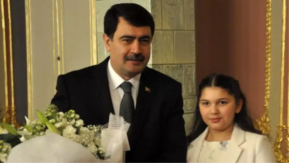 Vali Şahin Koltuğunu Devretmedi, Yan Yana Oturdu