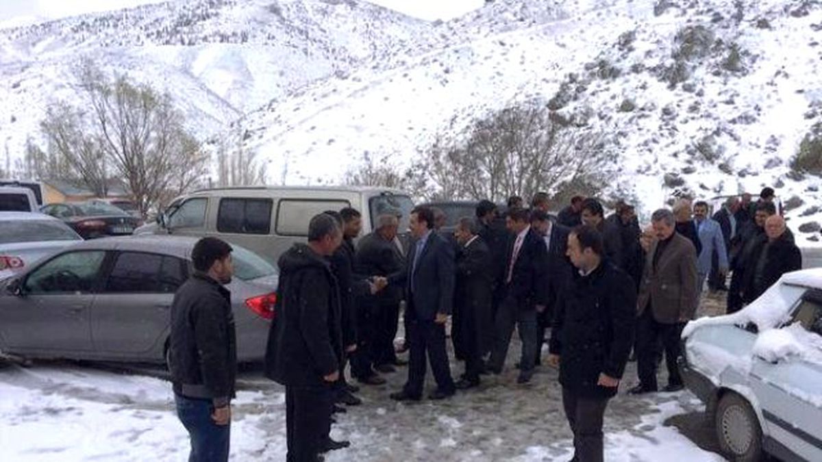 AK Parti Konvoyu Kara Takıldı