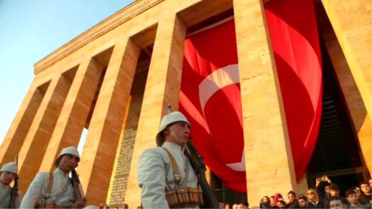 Anıtkabir\'den Yükselen 1915 Barış Feneri Ankara\'yı Aydınlattı