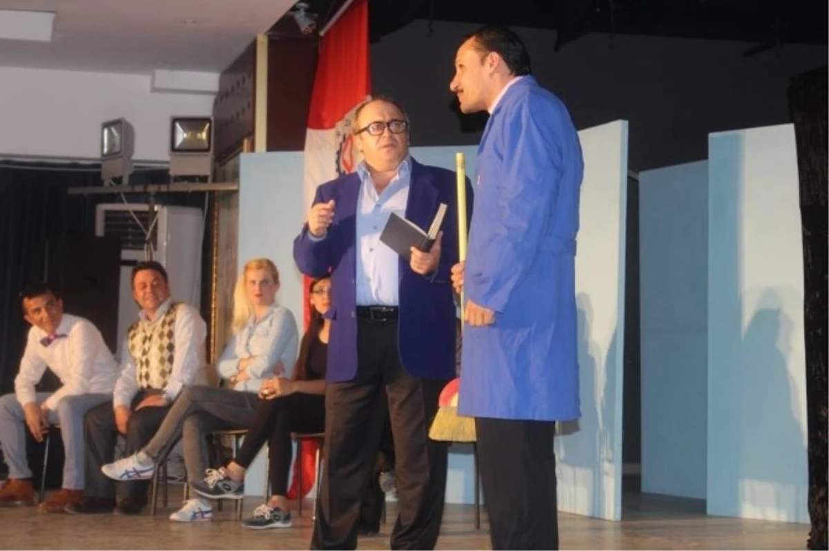 Çerkezköy Kent Konseyi Tiyatro Topluluğu Usta Tiyatrocuları Aratmadı