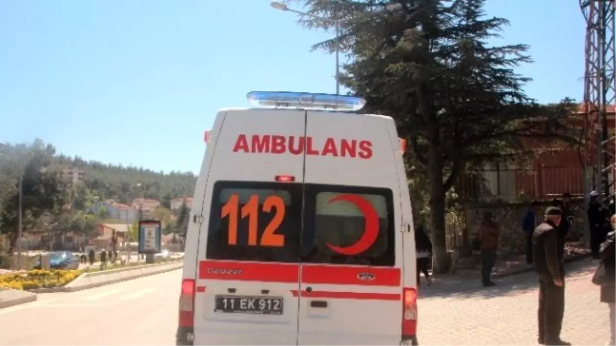 Elektrikli Motosikleti ile Kıza Çarpmamak İsterken Yaralandı
