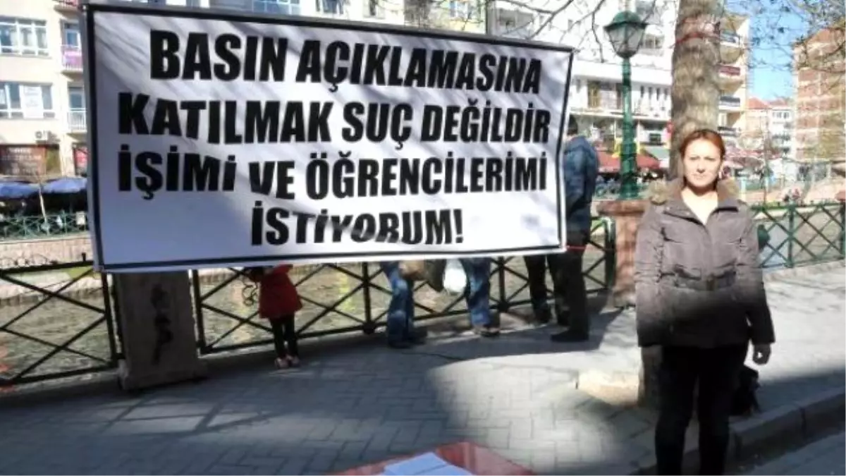 Emniyet Müdürlüğü Önündeki Basın Açıklamasına Katıldığı İçin Açığa Alınan İngilizce Öğretmeni İmza...