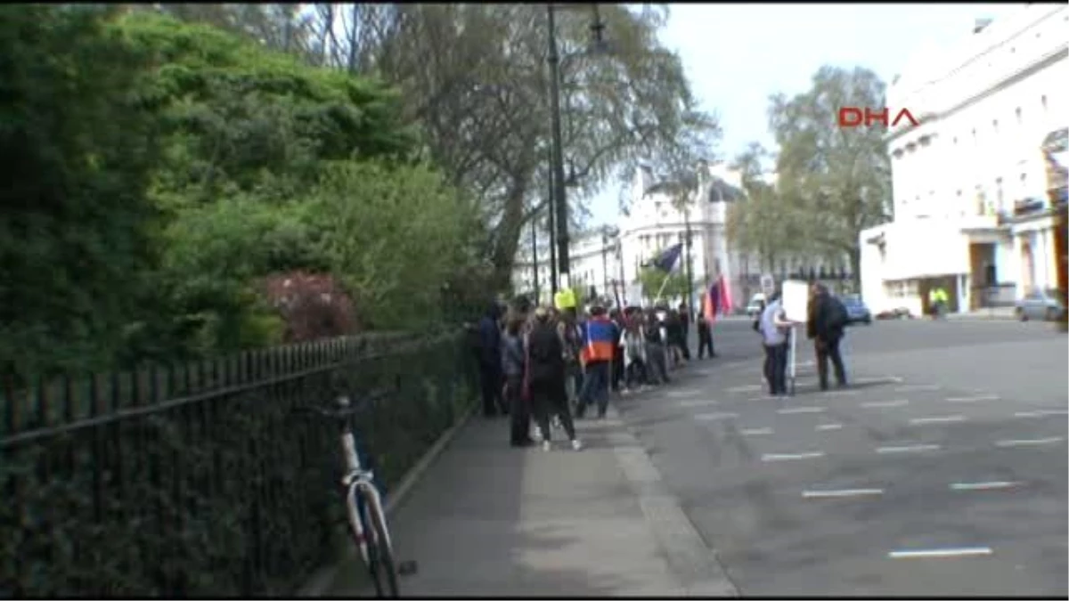 Ermenilerden Londra Büyükelçiliği Önünde ?soykırım? Protestosu