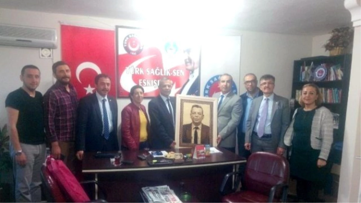 Eskişehir Türkav\'dan Türk Eğitim Sen\'e ve Türk Sağlık Sen\'e Fotoğraflı Plaket Ödülü