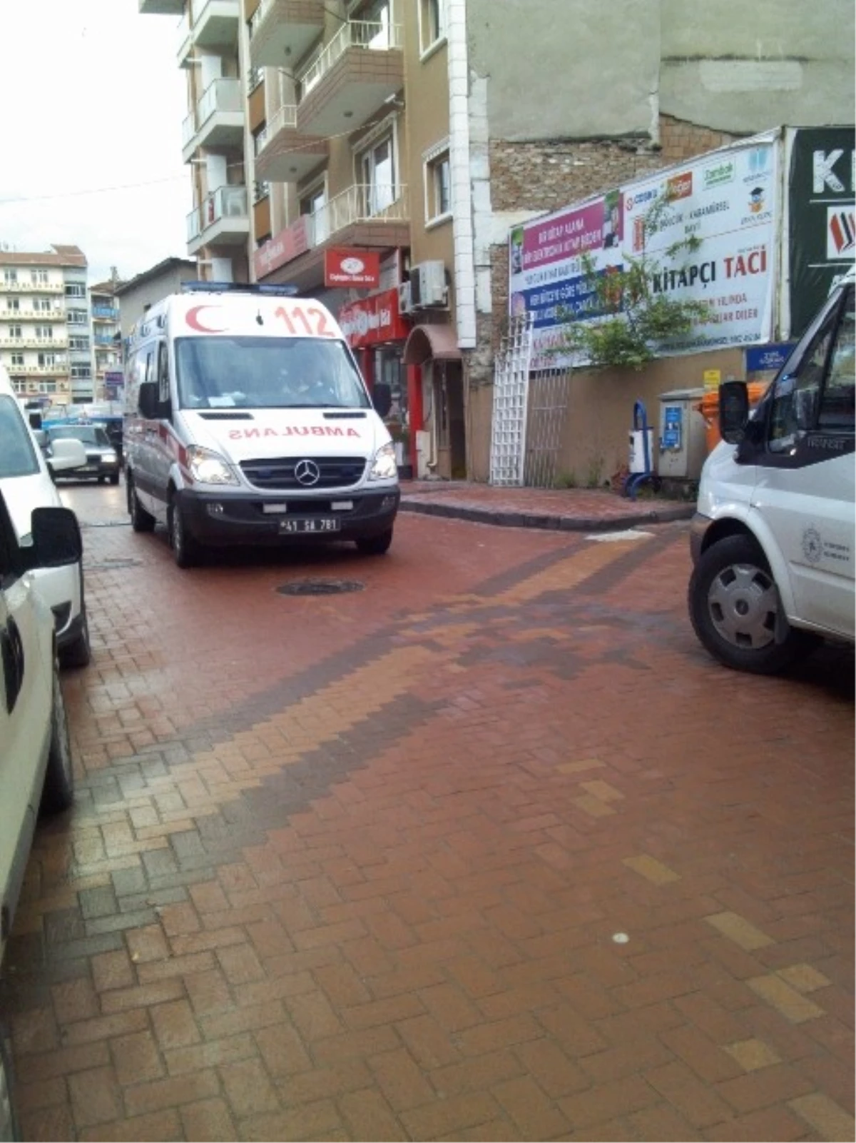 Hastaya Giden Ambulans Dakikalarca Bekledi