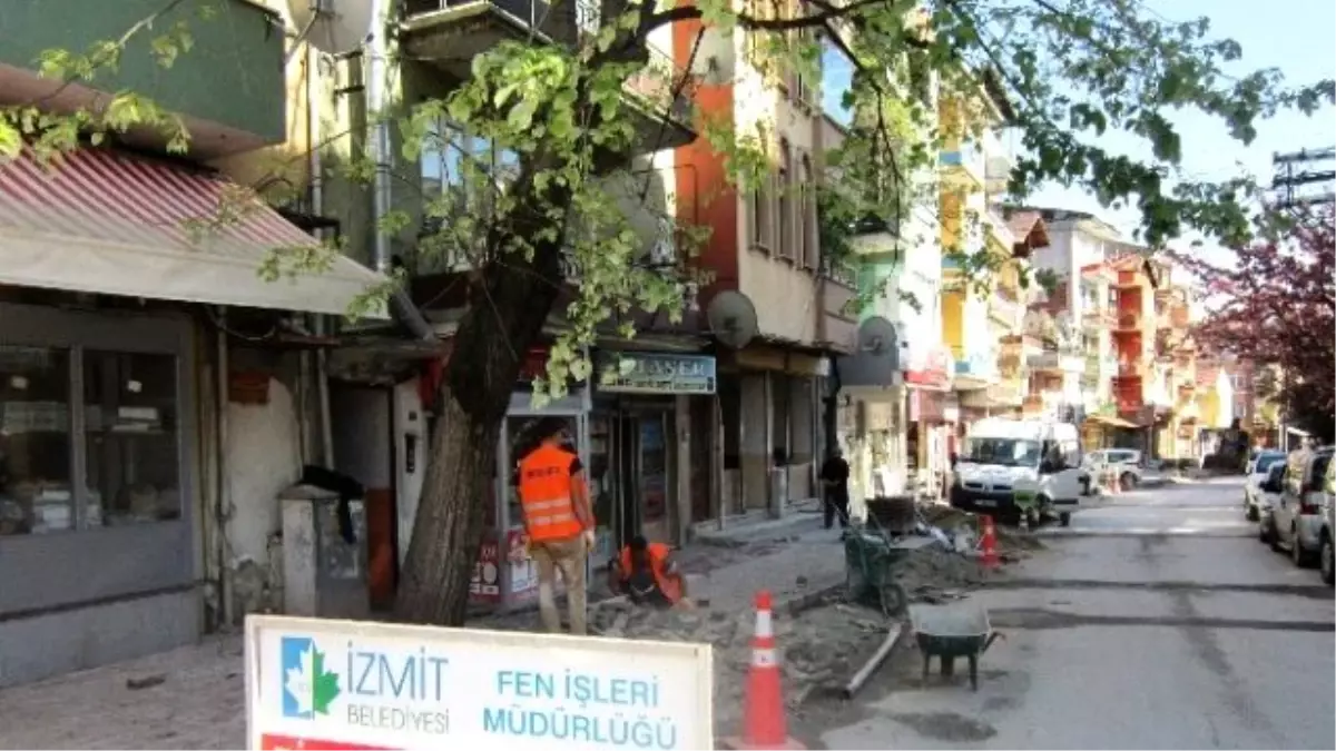 İzmit\'in Caddeleri Yenileniyor