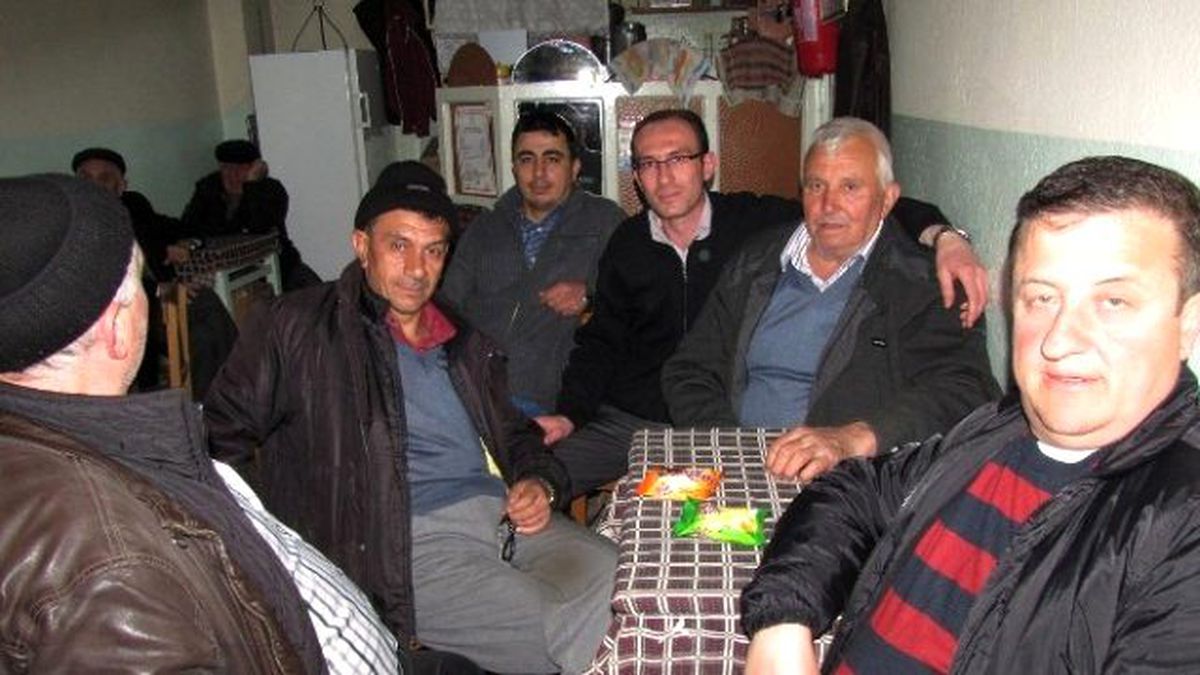 Kahvehanelerde Müşterilere Kandil Keki İkramı