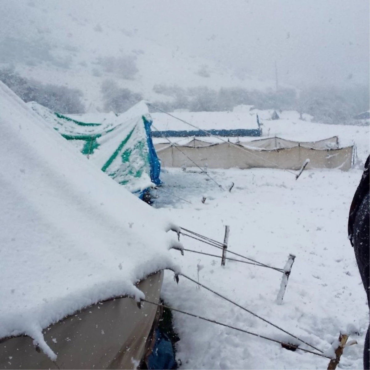 Kar Yağışı Yaylacıları Mahsur Bıraktı