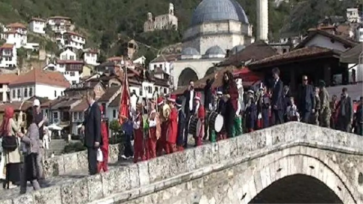 Kosova Türkleri Milli Bayramı\'nda İstanbul\'dan Gelen İlköğretim Okulu Öğrencileri Mehter Takımı\'nın...