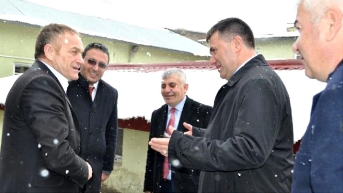 MHP Adayları Çimen ve Hızarcı, Kar Altında Esnafı Ziyaret Etti