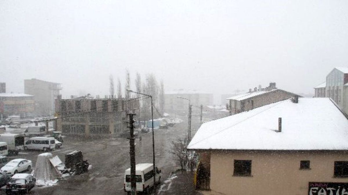 Muradiye\'de Kar Yağışı