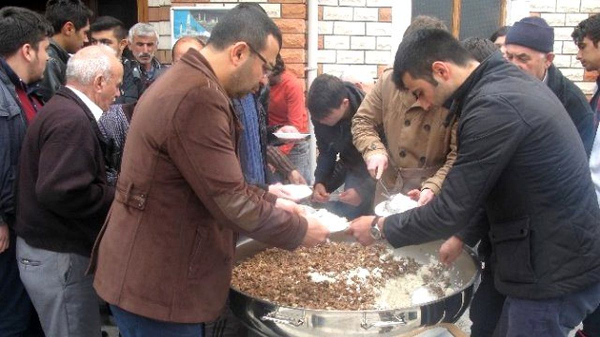 Niksar Ülkü Ocağı\'ndan Regaip Kandili Pilavı