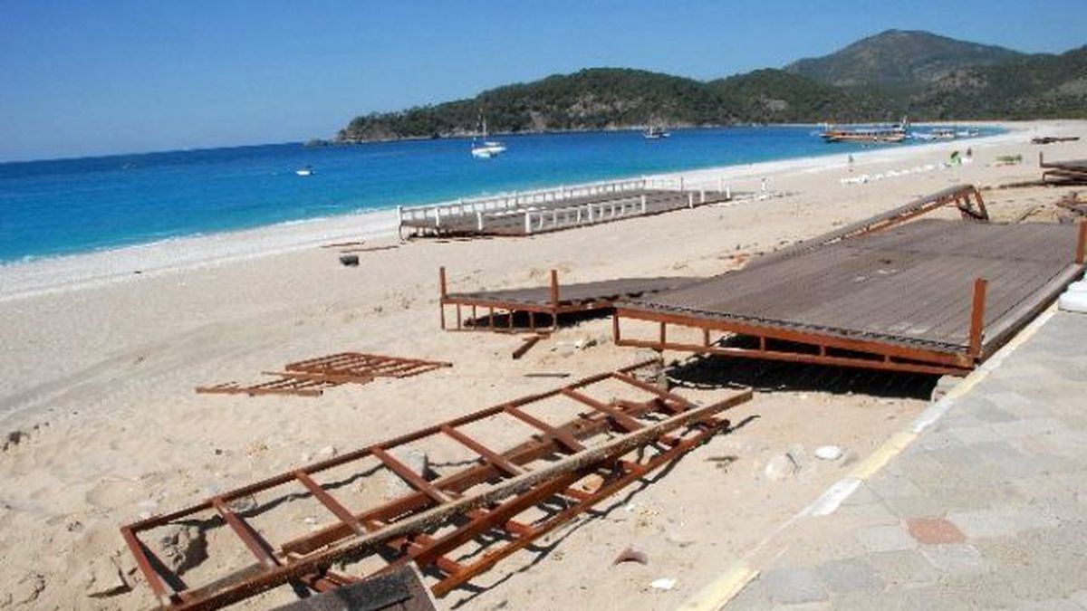 Ölüdeniz\'de Kumsala Yapılan Platform Kaldırıldı
