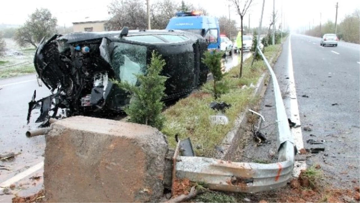 Otomobil, Beton Direği Yerinden Söktü: 4 Yaralı