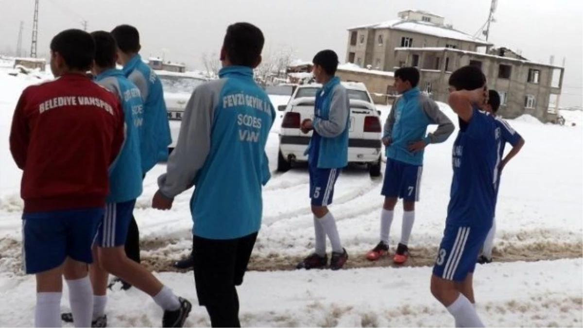 Şampiyon Futbolcular Kar Kış Demeden Yarı Finallere Hazırlanıyor