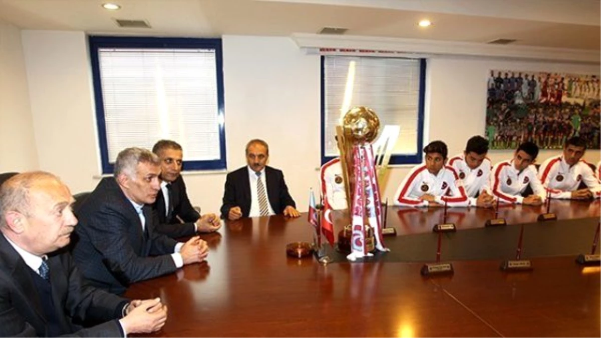 Şampiyon Liseden Trabzonspor\'a Ziyaret
